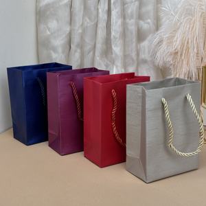 Bolsas de Embalaje Reciclables de Papel Especial con Logotipo Personalizado y Asa de Cinta para Joyería - Product Image 4