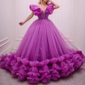 Vestidos de Fiesta LY-PD0239, Vestidos de Noche de Tul de Lujo con Línea A, Coloridos, con Volantes, Cuello en V, Decoraciones de Cuentas, Vestido de Graduación con Volantes - Product Image 1