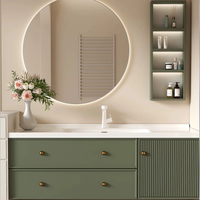 Ensemble de meuble-lavabo flottant moderne avec miroir LED sans cadre rétroéclairé, assorti aux carreaux de marbre veiné doré et à la douche en verre
