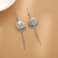 Boucles d'oreilles Huggie en cuivre incrusté de diamants plaqués 18 carats de conception unique 2024 avec feuilles de gland et style religieux pour la fête