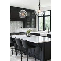 Armoires de cuisine noires Vermonhouzz style Shaker, meubles sur mesure avec îlot en quartz blanc et portes vitrées pour maison résidentielle de luxe