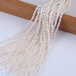 Perles de Zhuji 18cm2-2.5mm Perles d'eau douce naturelles de forme riz blanches Perles en vrac pour la fabrication de bijoux DIY - Product Image 1