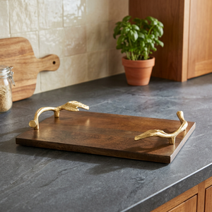 Grand plateau rectangulaire en bois d'acacia avec poignée en feuille d'or, écologique, fait main, décoratif, passe au lave-vaisselle et au micro-ondes - Product Image 1