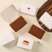 Boîte en carton personnalisée haut de gamme en matériaux recyclés avec revêtement UV, logo en relief et impression pour gâteau au tiramisu