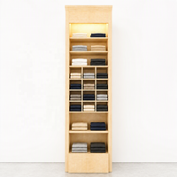 Vitrine haute et étroite en bois avec étagères ouvertes, grille cubique, rangement inférieur et éclairage LED pour usage commercial