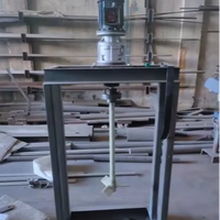 Agitateur mobile avec pompe à moteur et roulement pour le mélange de fluides à haute viscosité et le traitement chimique, conception de réservoir compact