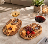Plateau à apéritifs en bois d'acacia gravé avec porte-verre à vin, plateau de service pour fromages et en-cas pour fête, pique-nique, soirée romantique