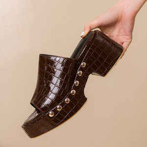 Sandales à talons compensés bas pour femmes, grandes tailles 46, imprimé pierre, en cuir verni, à plateforme épaisse et clous métalliques - Product Image 4