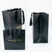 Sac cadeau en papier noir de luxe avec logo personnalisé, estampage à chaud doré, sac d'emballage pour boutique de bijoux avec poignée en ruban