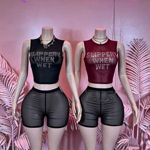Completo due pezzi da donna con top corto in rete con strass e scritta, pantaloncini biker in rete trasparente, senza maniche, collo alto, set da club trasparente - Product Image 1