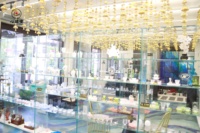 Vase à fleurs élégant en cristal transparent et haut, parfait pour les réceptions de mariage et les arrangements de centre de table dans les hôtels de luxe