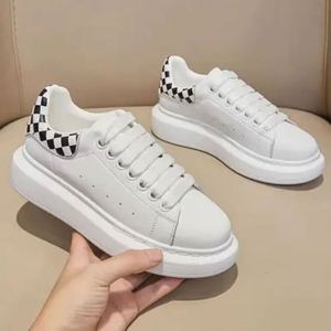 Zapatillas Deportivas Casuales de Diseño Retro con Cordones, Transpirables, para Skateboard, Talla Grande, Blancas, Moda Primavera, Verano, Otoño - Product Image 1