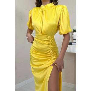Robe de cocktail en satin plissé jaune en gros - Product Image 1