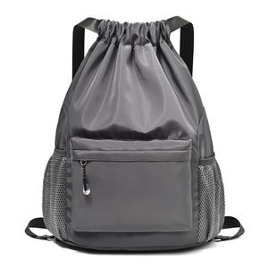 Sac de sport de voyage léger et imperméable avec logo personnalisé, sac à dos à cordon noir avec fermeture éclair et poches - Product Image 6