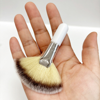 Waaierkwast met korte steel, synthetisch haar, waaiervormige kwast voor gezicht, blush, poeder en foundation.