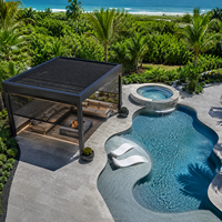 Pergola motorisée en aluminium de style resort avec toit à lames rétractables, lames réglables, panneaux en verre et éclairage LED pour terrasse de piscine extérieure