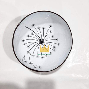Bols en coquille de noix de coco naturelle faits à la main avec revêtement laqué brillant, bols décoratifs pour fruits pour un design d'intérieur contemporain - Product Image 1