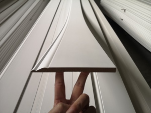 UV bitmiş/<span class=keywords><strong>Pvc</strong></span> sarılmış/PU boya/beyaz astarlı MDF Trim kalıplama süpürgelik panoları duvar süpürgelik - Product Image 4
