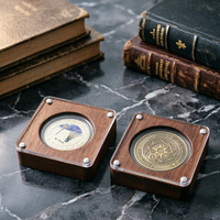 Caja de Almacenamiento de Monedas Individual de Madera de Nogal Maciza Pulida a Mano con Ventana Magnética de Acrílico para Exhibición de Monedas Conmemorativas y Medallas