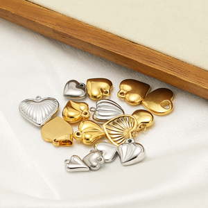 Ciondoli Artigianali di Moda Placcati in Oro a Forma di Cuore in Acciaio Inossidabile per Creazione di Collane e Bracciali - Product Image 2