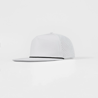 Gorra de Golf Personalizada de 5 Paneles con Visera Plana, Logotipo Impreso, Nylon Deportivo, Perforaciones Cortadas con Láser, Impermeable, Cierre a Presión