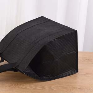 Sac Isotherme Portable Noir Tendance avec Fermeture Éclair et Motif Lettres en Non-Tissé pour Pique-Nique en Extérieur et Rangement Alimentaire – Offre Spéciale - Product Image 4