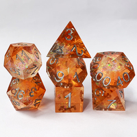 Dés polyédriques personnalisés de couleur orange à bords tranchants faits à la main pour les jeux de donjons et de dragons