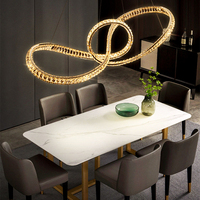 Lustre moderne en cristal entrelacé, luminaire suspendu LED à cadre doré, lampe de plafond suspendue irrégulière à intensité variable pour salon