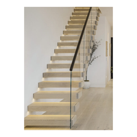 Escalier flottant en béton préfabriqué avec marches en érable, garde-corps intégré et système d'éclairage encastré