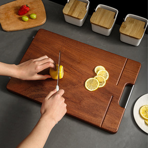 Tabla de cortar de madera maciza rectangular antibacteriana y antimoho con asa para frutas, verduras y carne - Product Image 1