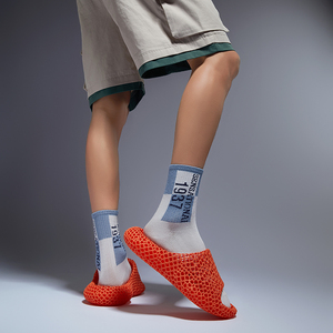 Chaussures imprimées en 3D recyclables et personnalisées Chaussons à glissière souples pour femmes et hommes en TPU élastique innovant personnalisé - Product Image 4
