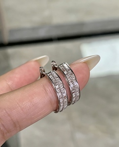Pendientes de Aro Huggie Xinfly de Oro de 18k con Diamantes Naturales Baguette de 1.00ct, Dos Líneas con Engaste Pavé, Clásicos - Product Image 6