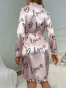 Sfy-y5061 Nueva Llegada 2024 Bata Rosa para Niñas, Kimono de Fiesta, Bata de Seda con Estampado de Corazones Lindos para Damas, Pijama Sexy Abierto - Product Image 3