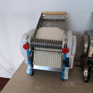 Petit rouleau manuel de coupe de chinchin à usage domestique Nouveaux petits pains faisant la machine pour la <span class=keywords><strong>boulangerie</strong></span> pour couper la farine - Product Image 4