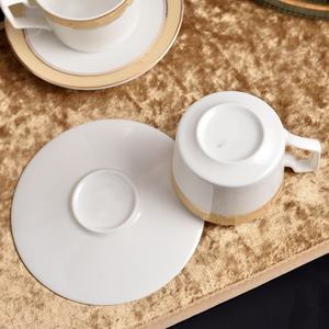 Vente flash : Ensemble de tasses à thé et soucoupes en porcelaine rouge et bleue de luxe européenne pour le café et le thé de l'après-midi - Product Image 3