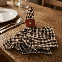 Ensemble de sets de table vintage à carreaux gingham avec bords volantés, serviettes à carreaux multicolores à volants, anneaux de serviette en cuir, décoration de table de Noël style ferme