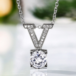 Collana con ciondolo a forma di lettera V per donna, gioielli di moda in stile europeo americano - Product Image 6