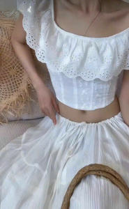 Conjunto de Top Corto y Falda Maxi de Encaje Floral Blanco, Tejido Transpirable, Cuello Cuadrado, Estilo Vietnamita, Femenino y Elegante - Product Image 6