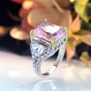 Anello classico da donna con design a cuore in cristallo rosa e taglio principessa - Product Image 6