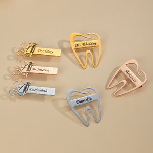 Broche de estetoscopio dental de marca con pedido mínimo de una unidad, personalizado <span class=keywords><strong>DIY</strong></span> con letras en inglés grabadas, nombre, chapado en acero inoxidable - Product Image 1