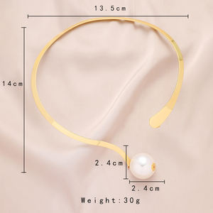 قلادة أنيقة رائجة البيع بتصميم مبالغ فيه مع لؤلؤ صناعي كبير، طوق معدني ذهبي للنساء والفتيات - Product Image 6