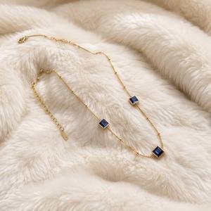 Collar de Joyería Diaria Elegante para Mujer, con Cadena de Cuentas Chapada en Oro, Tres Circonitas Cúbicas Azules Cuadradas y Múltiples Dijes, Venta al Por Mayor Personalizada - Product Image 2