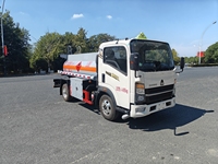 Nouveau camion-citerne mobile Sinotruk HOWO 4x2 de 2,7 m³ (2 m³) avec moteur diesel pour le ravitaillement agricole – Mini-citerne mobile de carburant
