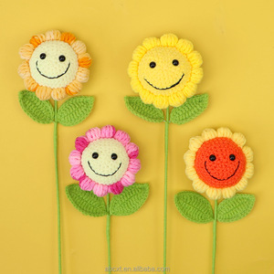 Orsetto di peluche fatto a mano all'uncinetto con adorabile bouquet di tulipani gialli, bouquet decorativo per Capodanno, bouquet da fiorista - Product Image 1