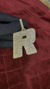 Pendentif en diamant en forme de lettre R tendance et luxueux avec pierres précieuses étincelantes, bijoux de qualité d'exportation pour un usage quotidien et des occasions spéciales - Product Image 4