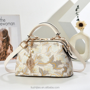 Bolsos de Hombro Cruzados de Gran Capacidad con Bordado de Moda 2026 para Mujer, con Diseño Simple de Cierre de Cremallera y Cadena - Product Image 5