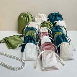 Sac en velours personnalisé avec cordon de serrage pour le rangement de bijoux, sac en velours avec cordon de serrage - Product Image 1