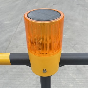 Système de feux de signalisation solaires sans fil avec clignotant de barricade à LED jaune et cône routier ambre en PC pour avertissement de sécurité - Product Image 2