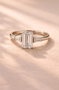 Diamant de laboratoire taille émeraude pour fiançailles |   Bague de mariage de luxe plaquée or rose 4,50 CTW, style trilogie baguette conique, prête pour les fêtes - Product Image 4