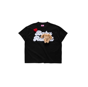 Camiseta Jolie Rabbit de Corte Cuadrado con Diseño Único de Corazón de Peluche y Gráfico de Conejo Esponjoso - Product Image 1